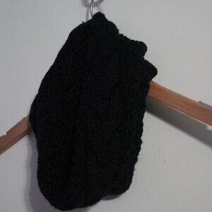 Black infinite knitted scarf: One Size fits most